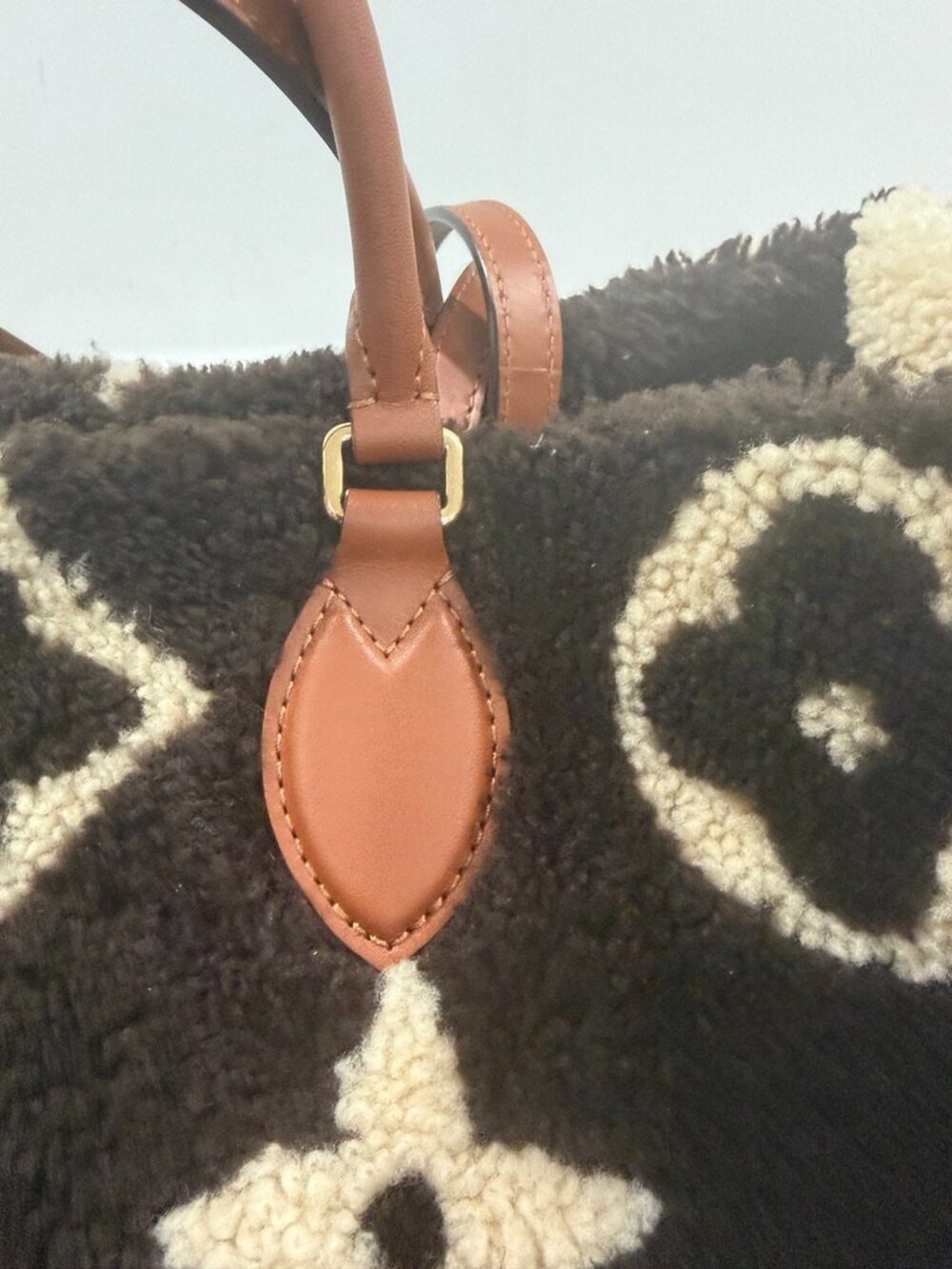 Louis Vuitton OnTheGo GM Shearling Teddy Limited Edition Tote Bag (JB1438) - Picture 10 of 15